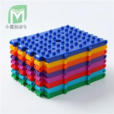 Rainbow-Rutschen mit vier Ecknögeln mit Ball